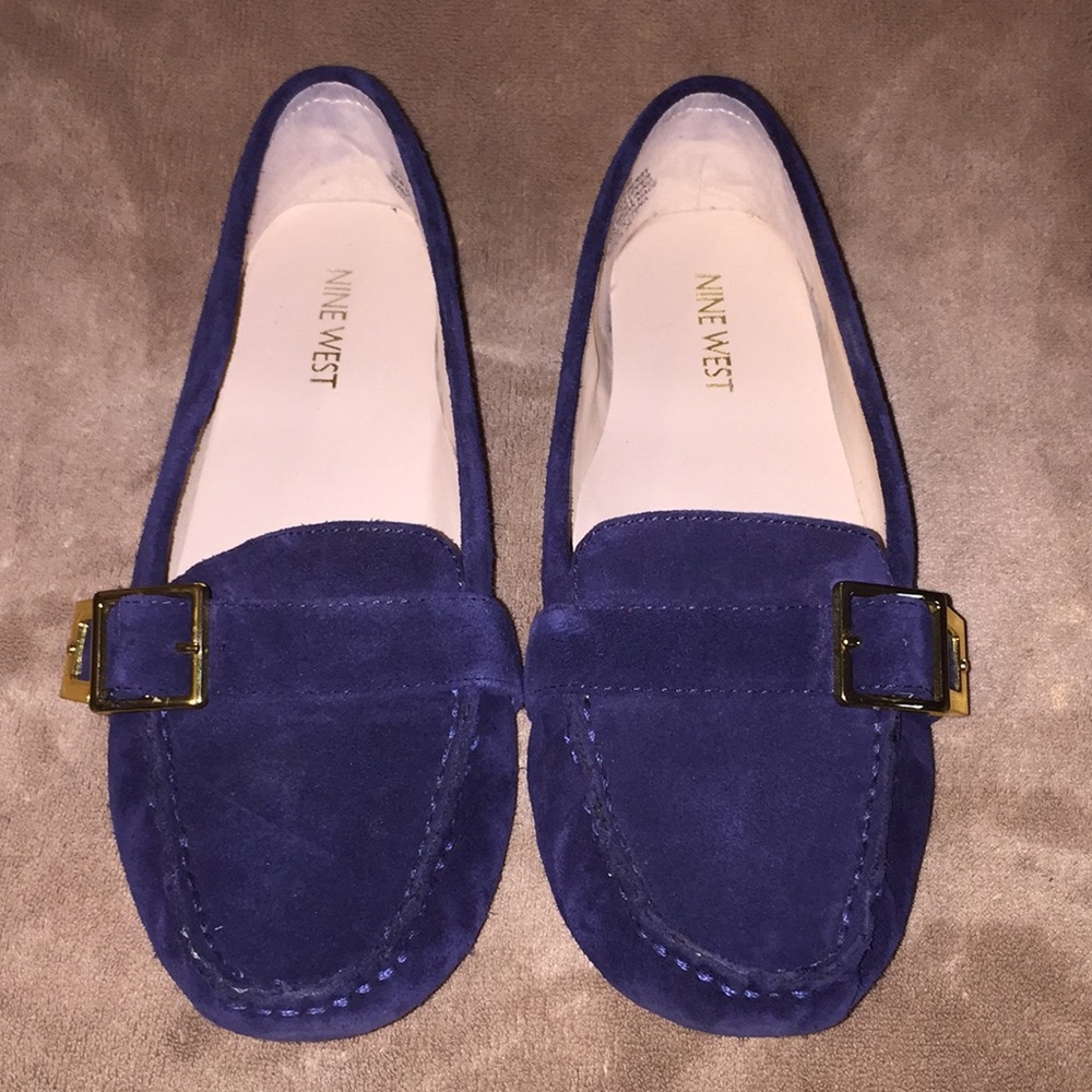 Nine West Sz 7M bl suede flats w gld buckle accent